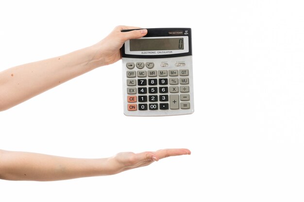Una vista frontal mano femenina calculadora en el blanco