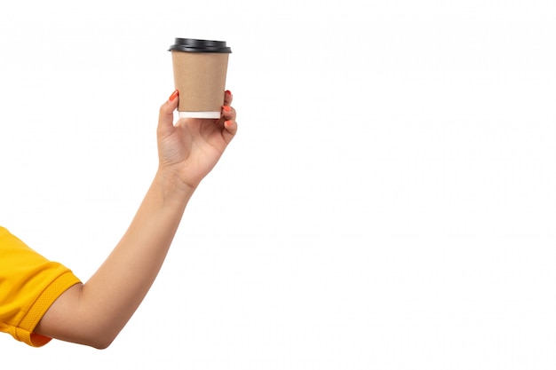 Una vista frontal mano femenina sosteniendo la taza de café en blanco