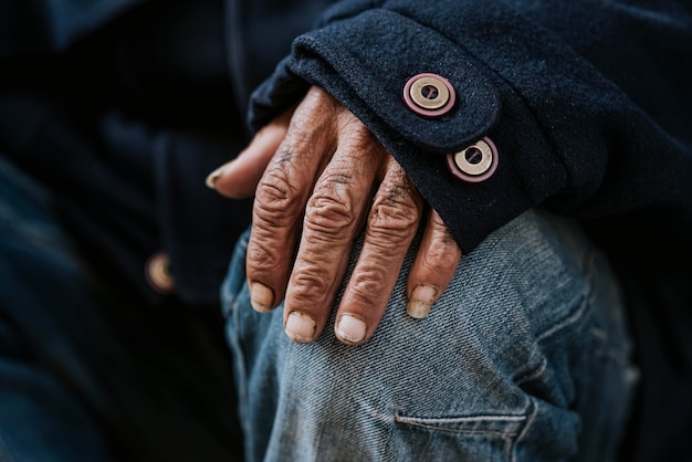 Vista frontal de la mano del hombre sin hogar desnutrido