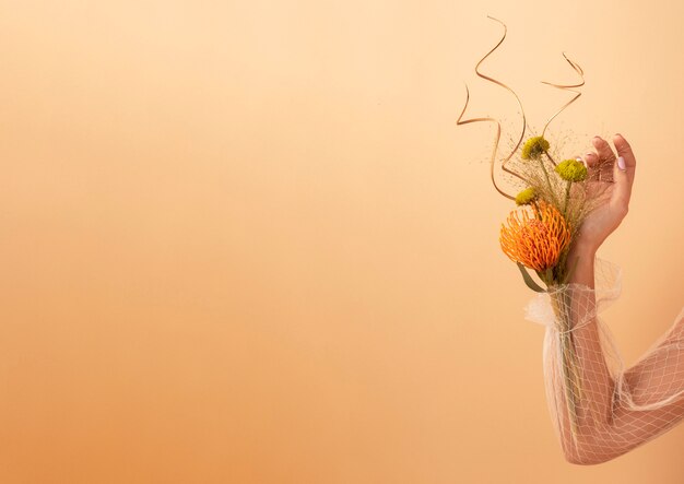 Vista frontal de la mano de la mujer con flores para el día de San Valentín