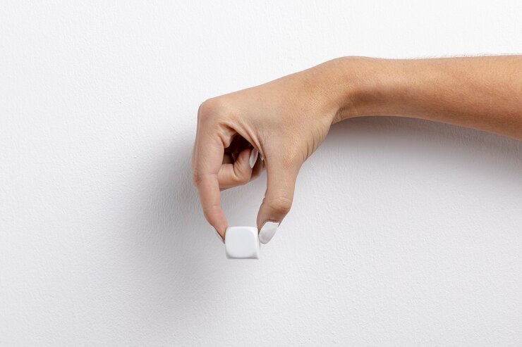 Foto gratuito vista frontal de la mano que sostiene el cubo pequeño