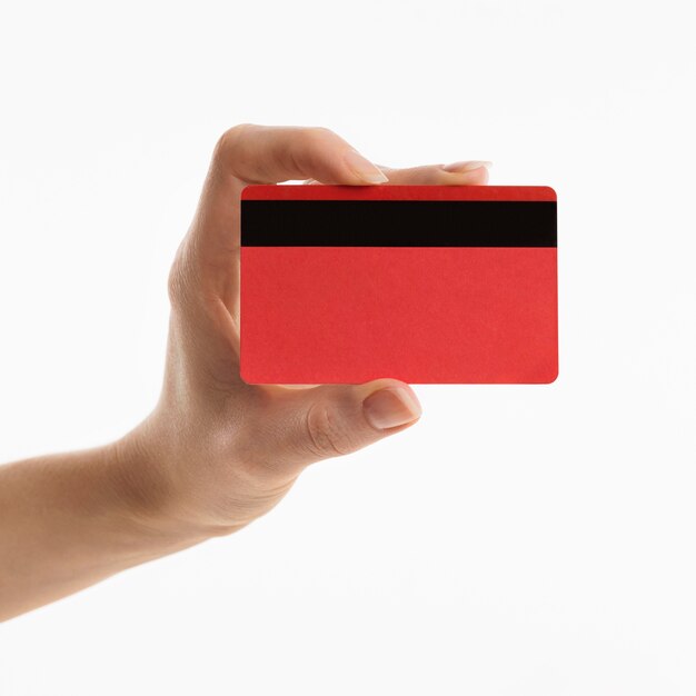 Vista frontal de la mano que sostiene la tarjeta de crédito