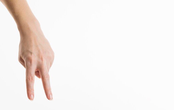 Foto gratuito vista frontal de la mano con el signo de la paz boca abajo