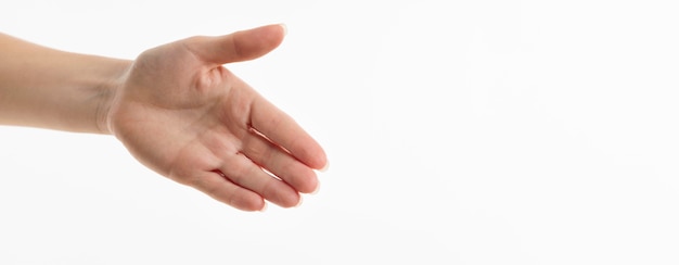 Vista frontal de la mano tratando de conseguir un apretón de manos