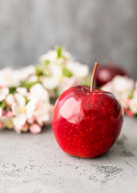 Vista frontal de manzana y flores borrosas