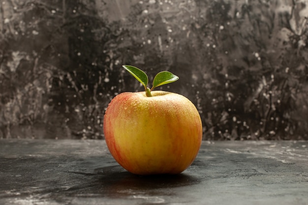 Vista frontal de la manzana fresca en la fruta oscura del árbol de vitamina madura jugo suave color de la foto