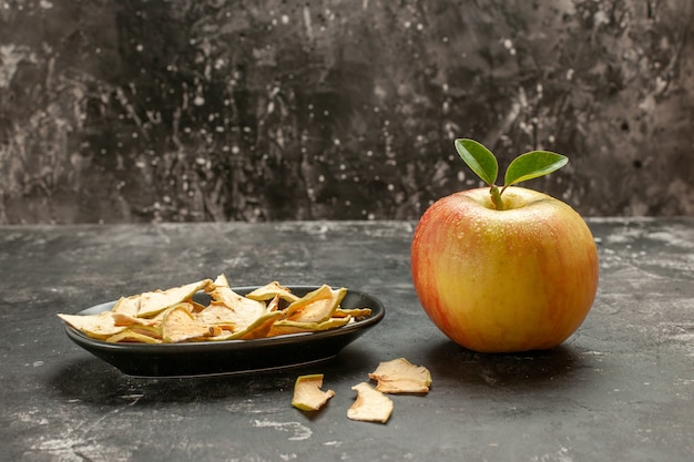 Foto gratuita vista frontal de manzana fresca con manzana seca en frutas oscuras árbol de vitamina madura jugo suave foto color