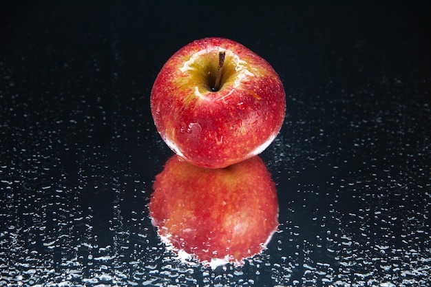 Foto gratuita vista frontal manzana fresca sobre fondo negro color maduro árbol suave exótico sabroso oscuridad foto pera