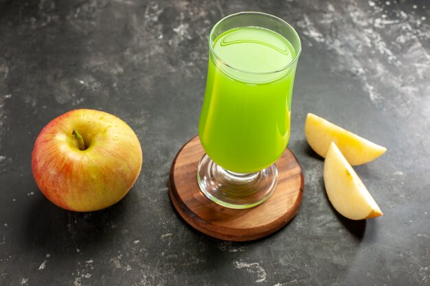 Foto gratuita vista frontal de la manzana madura fresca con jugo de manzana verde en el color de la foto de jugo suave oscuro