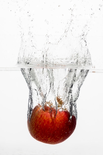 Vista frontal de la manzana roja en agua