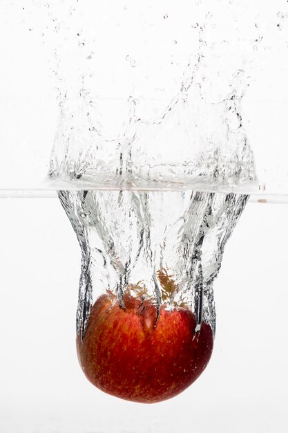 Vista frontal de la manzana roja en agua