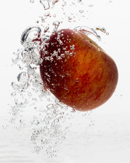 Vista frontal de la manzana roja en agua