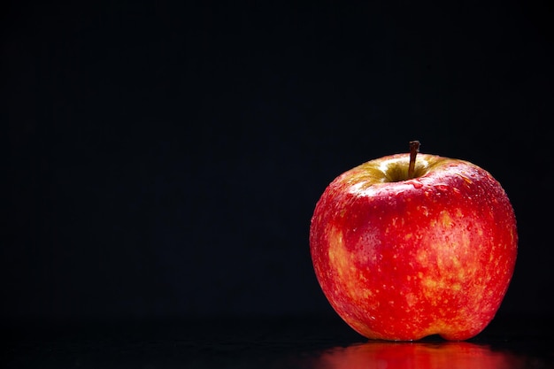 Vista frontal manzana roja fresca sobre fondo negro color maduro árbol suave exótico sabroso oscuridad foto pera