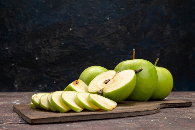 Una vista frontal de la manzana verde agria fresca y suave sobre el fondo oscuro color de la fruta vitamina saludable
