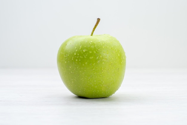 Vista frontal de la manzana verde fruta fresca sobre la superficie blanca del árbol frutal vitamina de verano