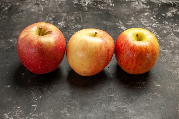 Vista frontal de las manzanas frescas forradas en la foto oscura fruta madura vitamina árbol color jugo suave