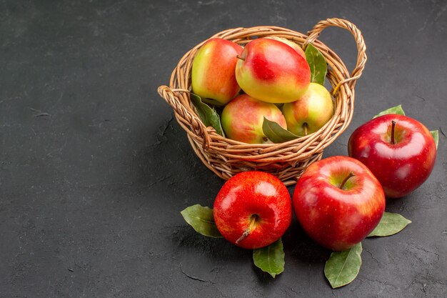 Vista frontal manzanas frescas frutas suaves en mesa gris árbol fruta madura suave fresca