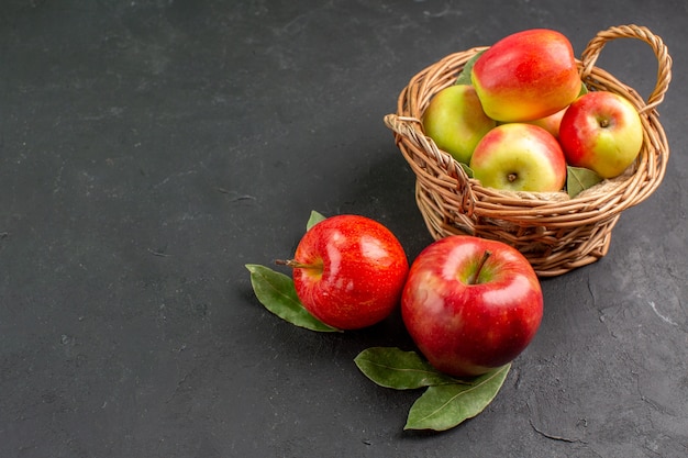 Vista frontal manzanas frescas frutas suaves en mesa gris fruta fresca madura suave