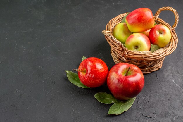 Vista frontal manzanas frescas frutas suaves en mesa gris fruta fresca madura suave