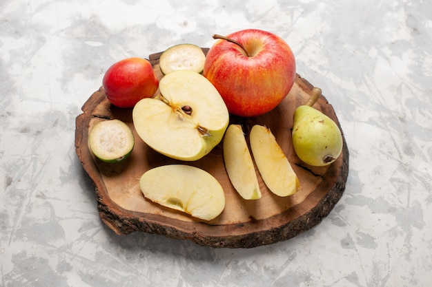 Foto gratuita vista frontal de manzanas frescas con peras frescas en un espacio en blanco claro