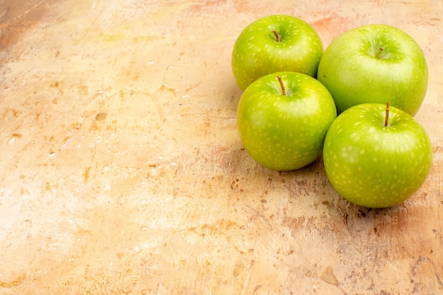 Vista frontal de manzanas verdes frescas frutas maduras y sabrosas