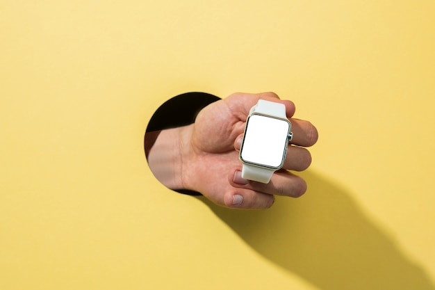 Vista frontal maqueta smartwatch celebrada por persona