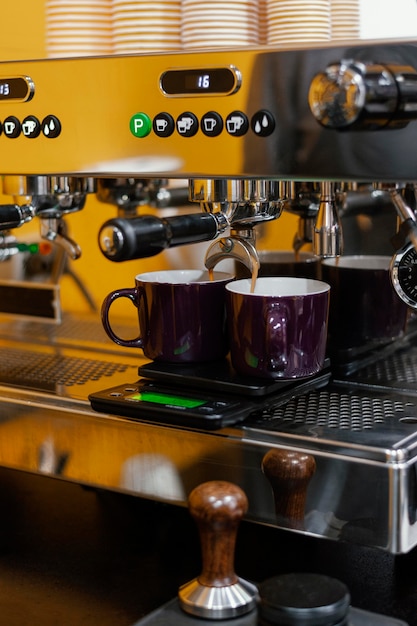 Vista frontal de la máquina de café en la cafetería.