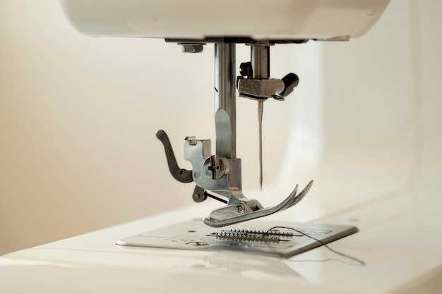 Vista frontal de la máquina de coser con aguja
