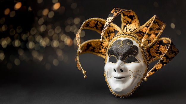 Vista frontal de la máscara para carnaval con brillo y espacio de copia.