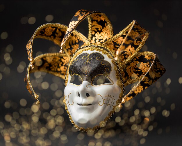Vista frontal de la máscara para el carnaval.