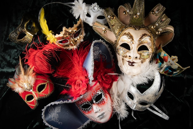 Foto gratuita vista frontal de máscaras de carnaval
