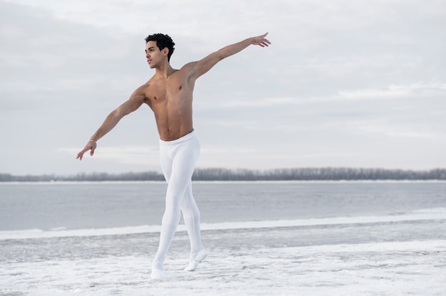 Foto gratuita vista frontal masculino bailando ballet