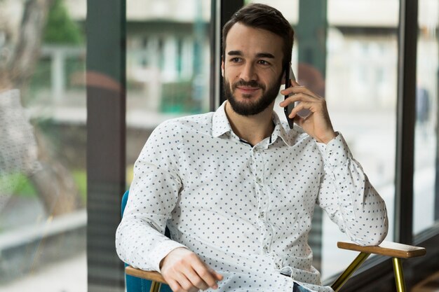 Vista frontal masculino hablando por teléfono