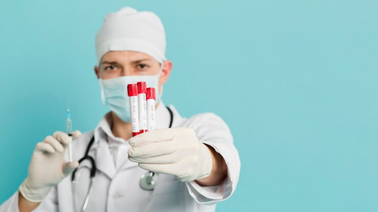 Foto gratuito vista frontal del médico con aspiradoras y jeringas con espacio de copia