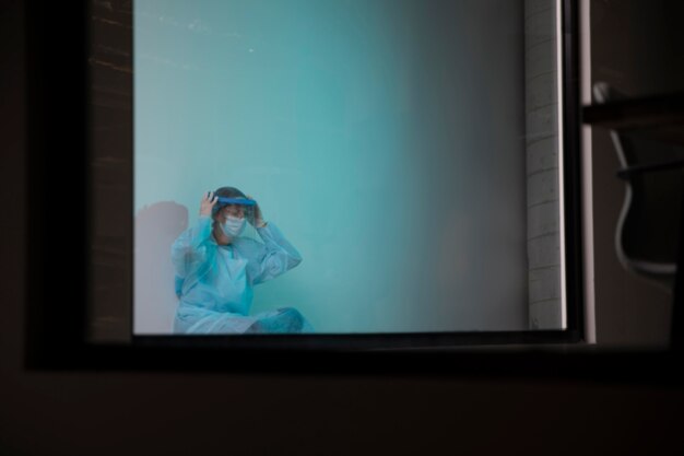 Foto gratuita vista frontal médico cansado sentado en el hospital