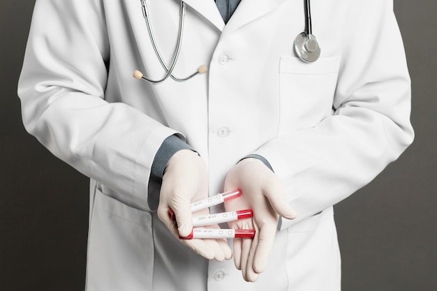 Vista frontal del médico con guantes quirúrgicos con aspiradoras