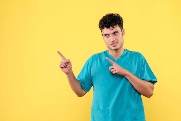 Foto gratuita vista frontal de un médico el médico asegura a la gente que pronto será posible vencer a covid-