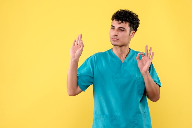 Vista frontal de un médico el médico dice que es importante sonreír si desea recuperarse