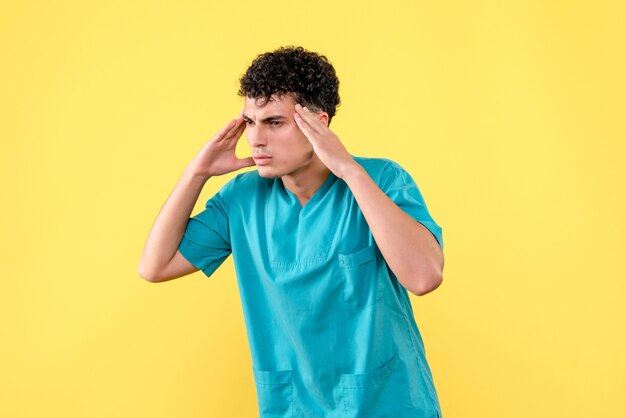 Vista frontal de un médico el médico está pensando en el paciente con cáncer