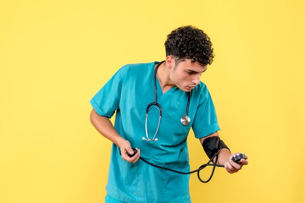 Vista frontal médico un médico con fonendoscopio mira tonómetro