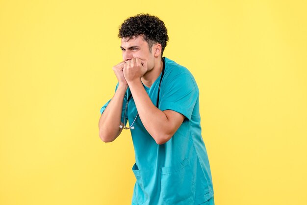 Vista frontal de un médico el médico se preocupa por los pacientes con coronavirus