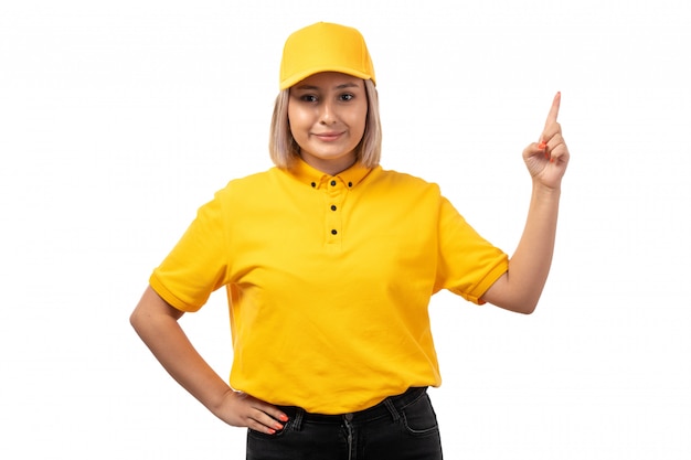 Una vista frontal de mensajería femenina en camisa amarilla gorra amarilla sonriendo en blanco