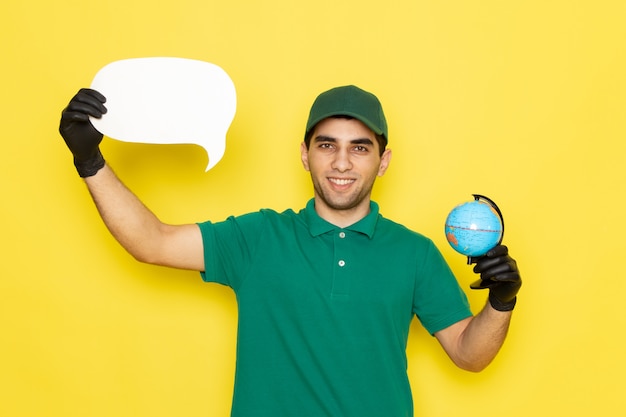 Vista frontal, mensajero, macho joven, en, camisa verde, gorra verde, tenencia, pequeño, globo, y, blanco, señal, con, negro, guantes, amarillo