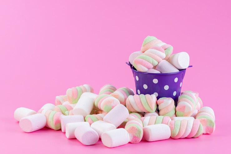 Foto gratuito una vista frontal de mermeladas dulces dentro de una canasta púrpura en rosa