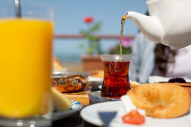 Una vista frontal de la mesa de desayuno personas alrededor de la mesa que comen durante el desayuno de comida durante el día