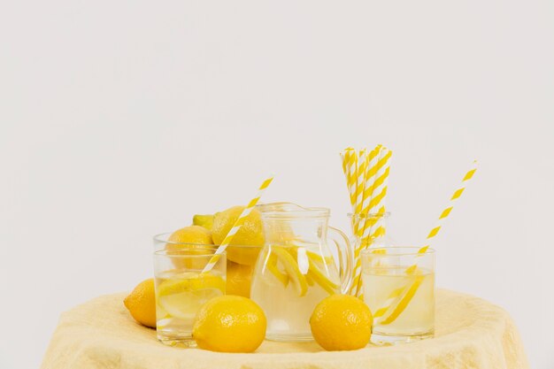 Vista frontal de la mesa con limones y limonada