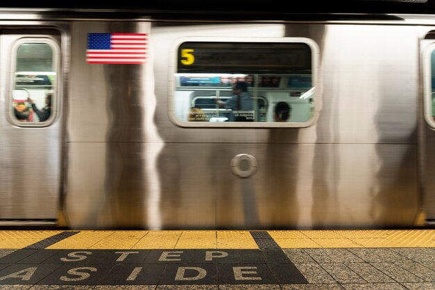 Vista frontal del metro en la estación