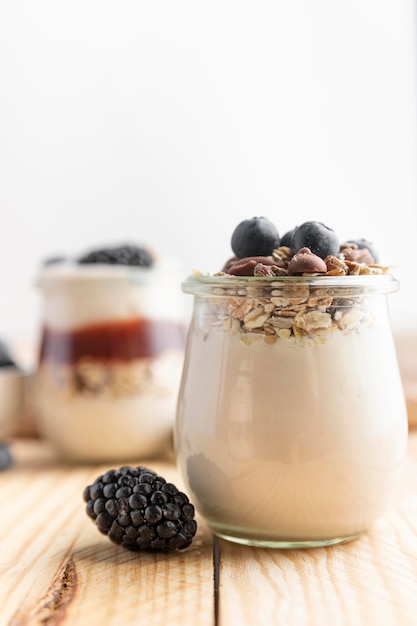 Vista frontal mezcla de yogurt con bayas y avena