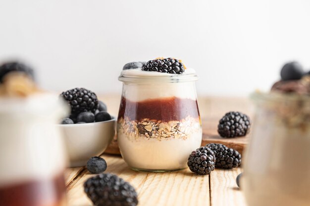 Vista frontal mezcla de yogurt con frutas del bosque, mermelada y avena