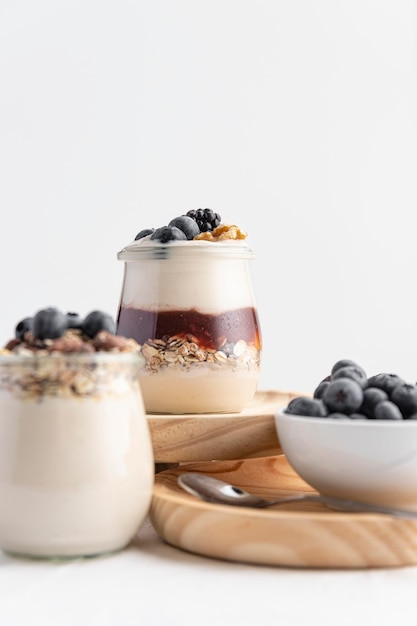 Foto gratuita vista frontal mezcla de yogurt con frutas, mermelada y avena